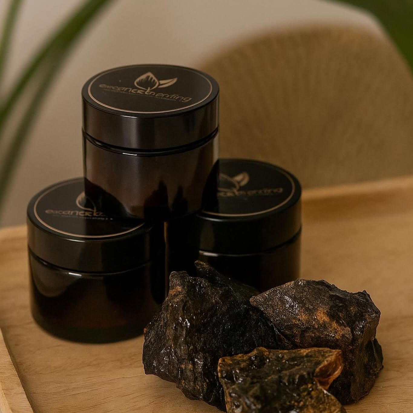 Zwarte potten met het etiket van Essence cupping