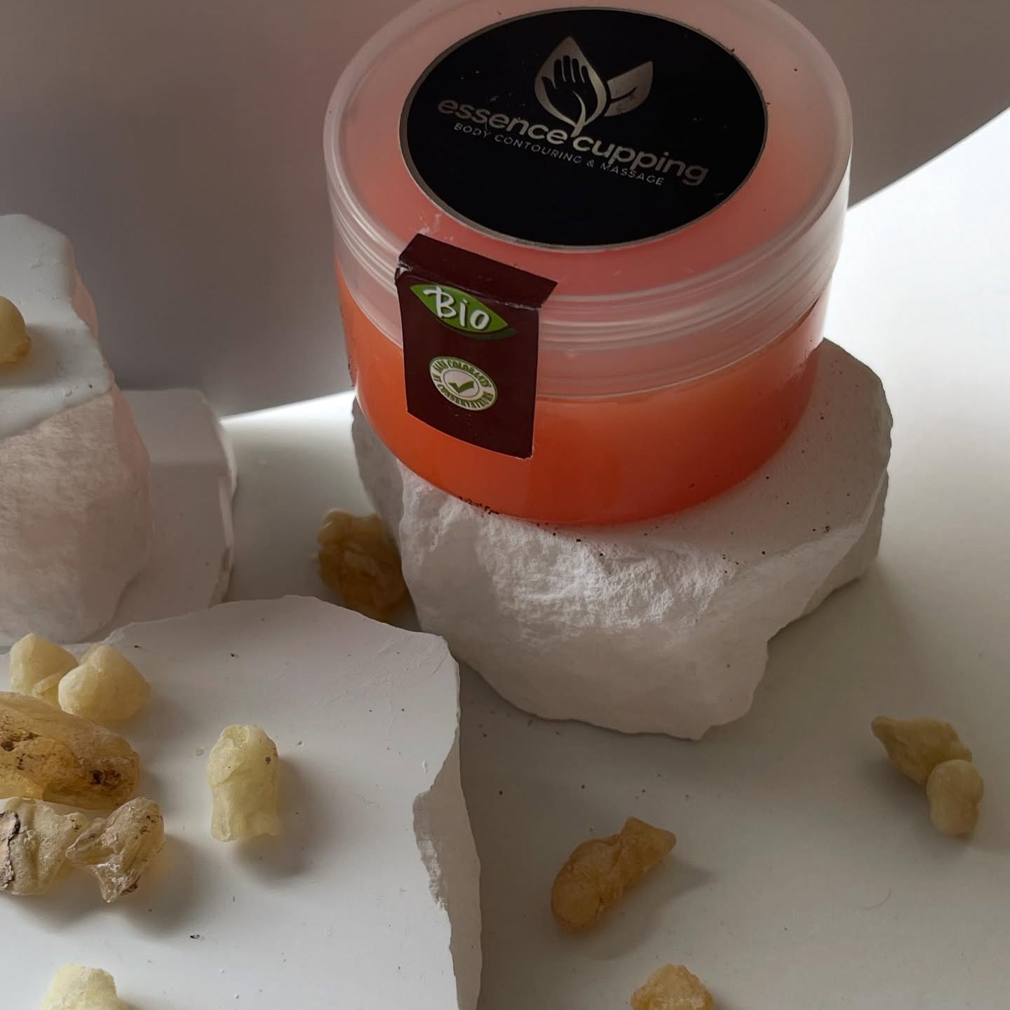 Pot met het etiket van Essence cupping tussen wierookhars