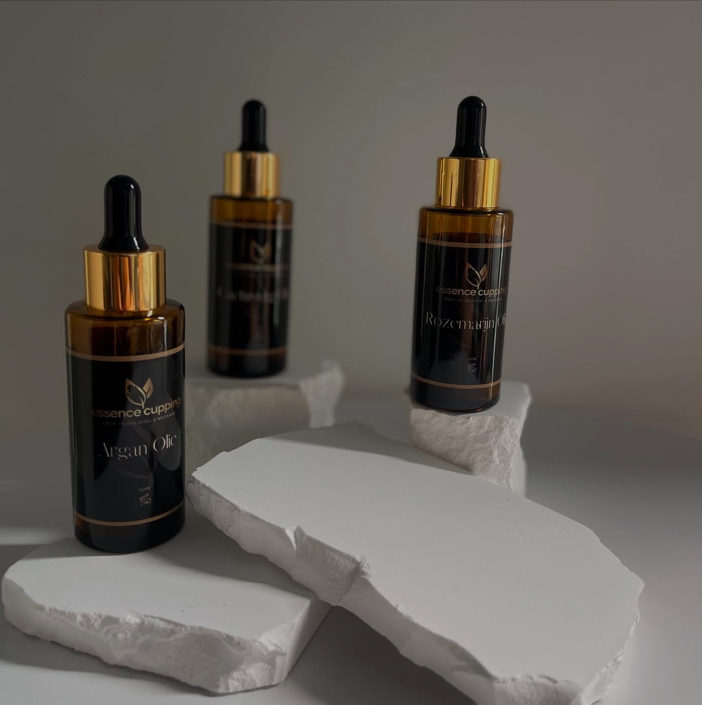 Flesjes arganolie met het etiket van Essence cupping