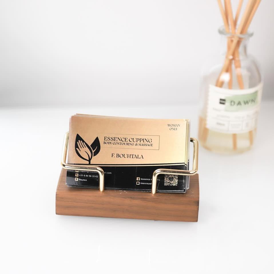 Het visitekaartje van Essence cupping in een houten houder